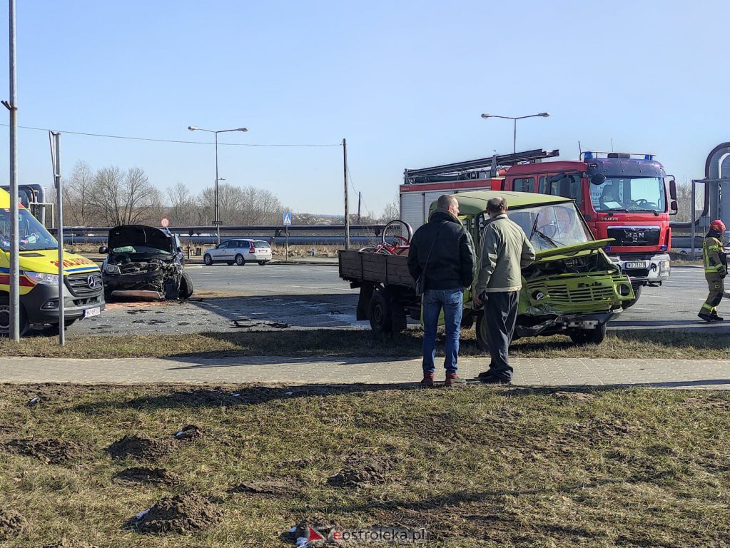 Wypadek na ulicy Kołobrzeskiej [10.03.2021] - zdjęcie #19 - eOstroleka.pl