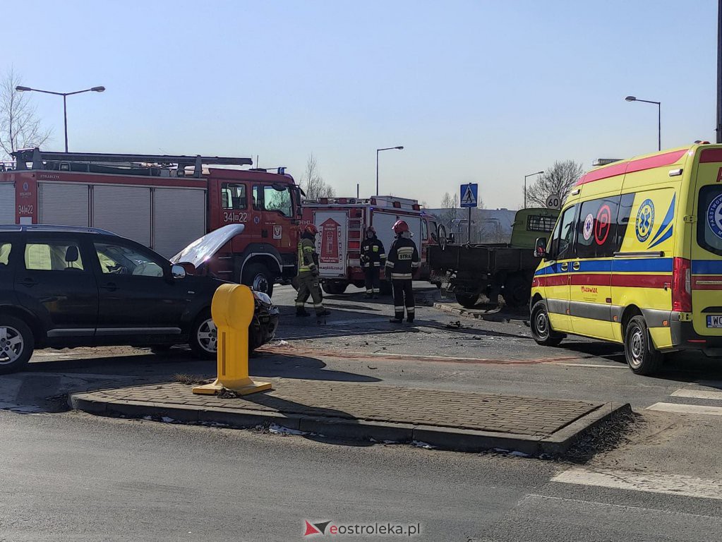 Wypadek na ulicy Kołobrzeskiej [10.03.2021] - zdjęcie #26 - eOstroleka.pl