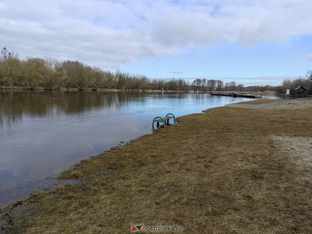 Poziom rzeki Narew w Ostrołęce [18.03.2021] - zdjęcie #4 - eOstroleka.pl
