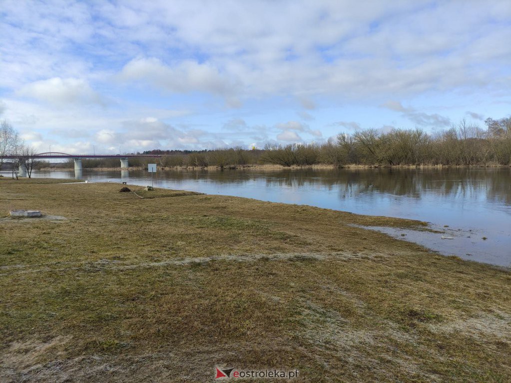 Poziom rzeki Narew w Ostrołęce [18.03.2021] - zdjęcie #1 - eOstroleka.pl
