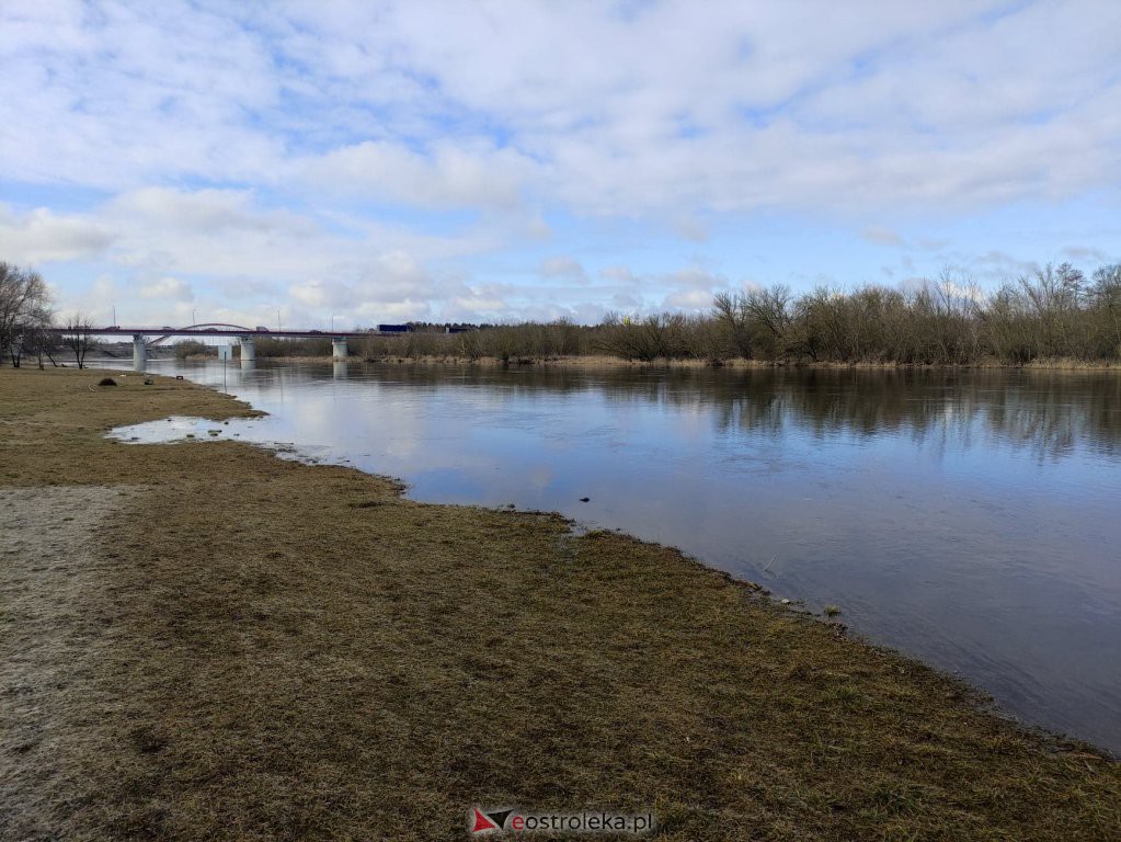 Poziom rzeki Narew w Ostrołęce [18.03.2021] - zdjęcie #7 - eOstroleka.pl