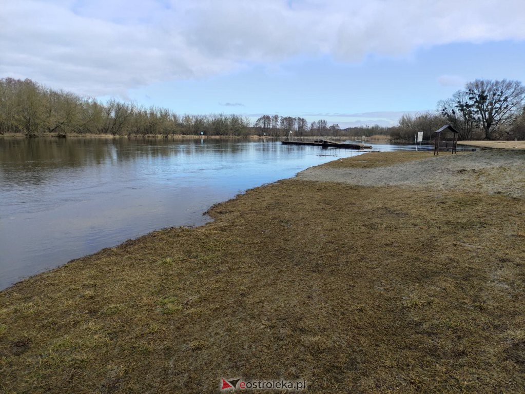 Poziom rzeki Narew w Ostrołęce [18.03.2021] - zdjęcie #5 - eOstroleka.pl