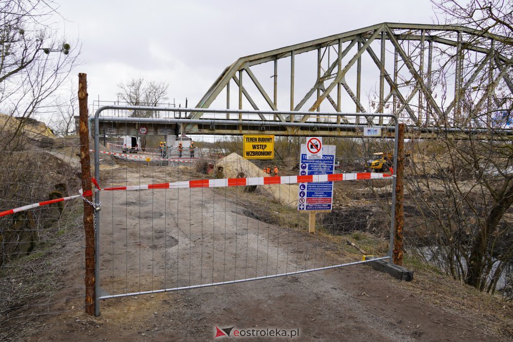Rozbiórka mostu kolejowego na Narwi w Ostrołęce [18.03.2021] - zdjęcie #3 - eOstroleka.pl