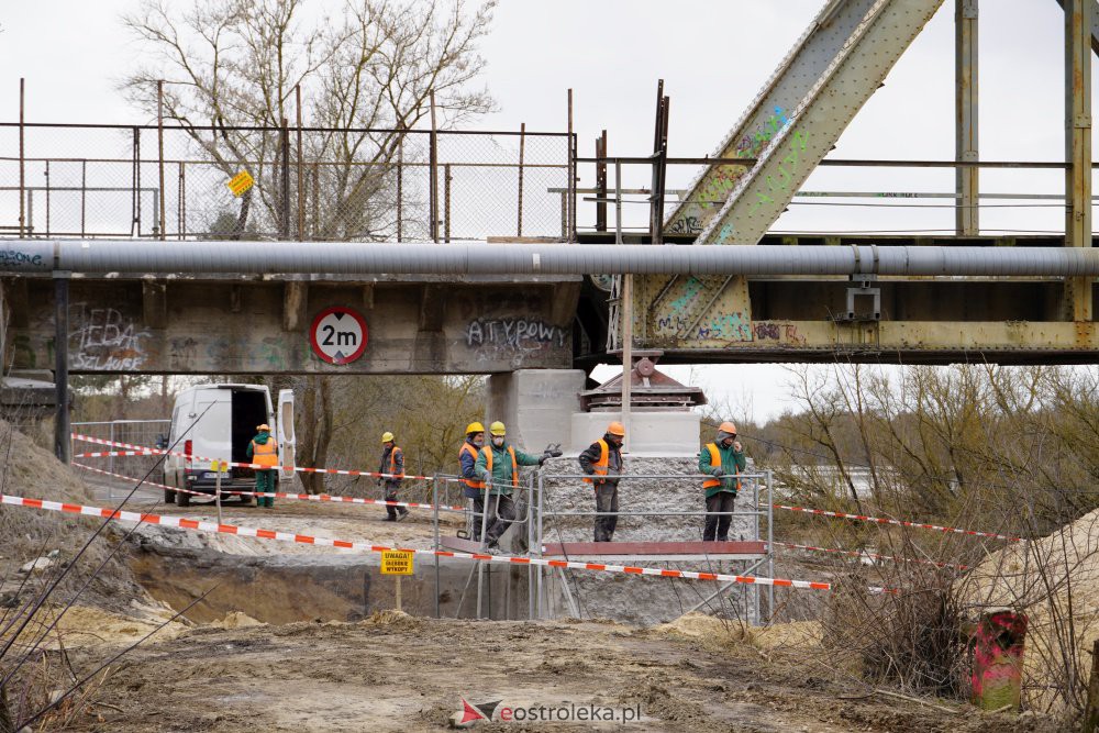 Rozbiórka mostu kolejowego na Narwi w Ostrołęce [18.03.2021] - zdjęcie #4 - eOstroleka.pl