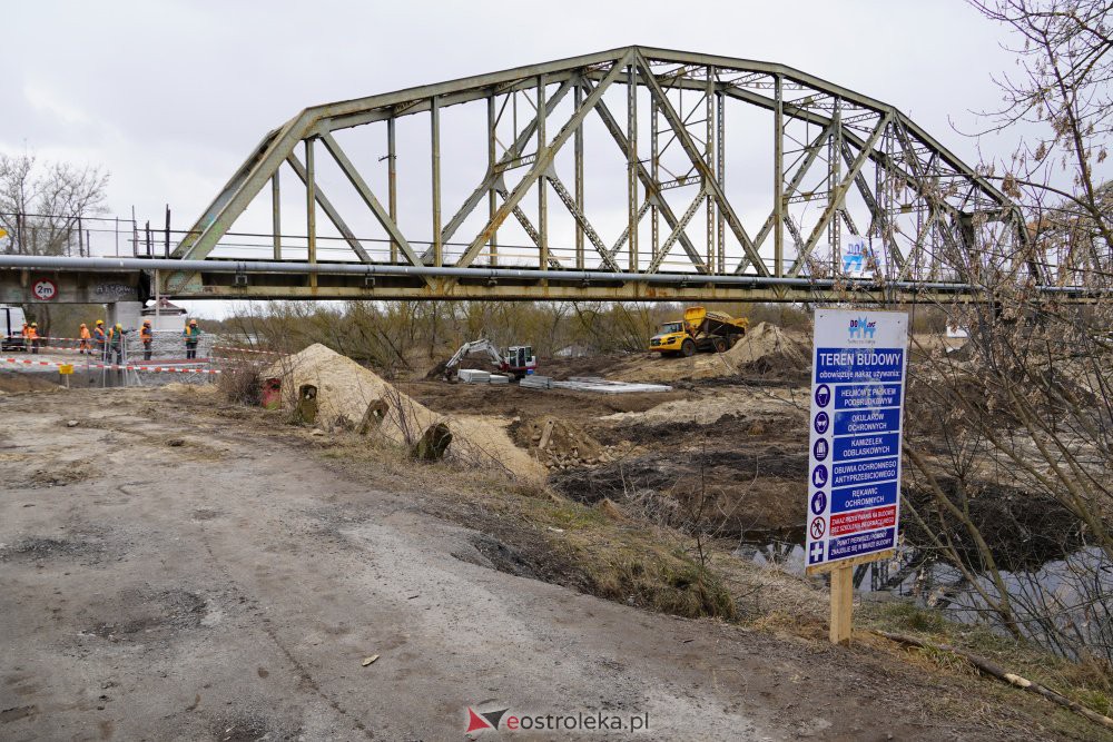 Rozbiórka mostu kolejowego na Narwi w Ostrołęce [18.03.2021] - zdjęcie #5 - eOstroleka.pl