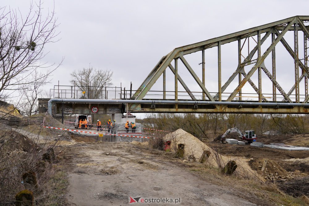 Rozbiórka mostu kolejowego na Narwi w Ostrołęce [18.03.2021] - zdjęcie #6 - eOstroleka.pl