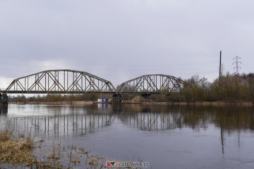 Rozbiórka mostu kolejowego na Narwi w Ostrołęce [18.03.2021] - zdjęcie #9 - eOstroleka.pl