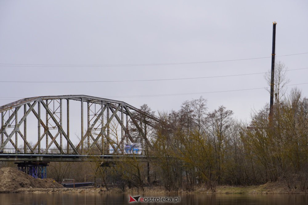 Rozbiórka mostu kolejowego na Narwi w Ostrołęce [18.03.2021] - zdjęcie #10 - eOstroleka.pl