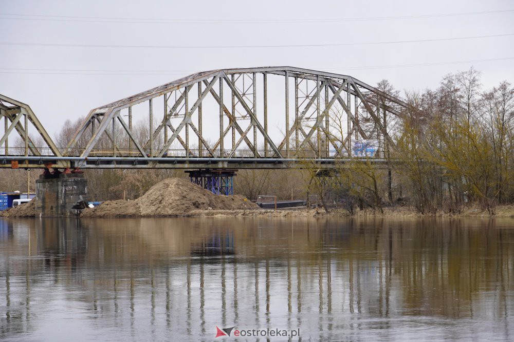 Rozbiórka mostu kolejowego na Narwi w Ostrołęce [18.03.2021] - zdjęcie #11 - eOstroleka.pl