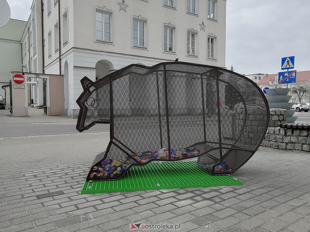 Eko niedźwiedź przed ostrołęckim ratuszem. Można „nakarmić” go nakrętkami [19.03.2021] - zdjęcie #6 - eOstroleka.pl