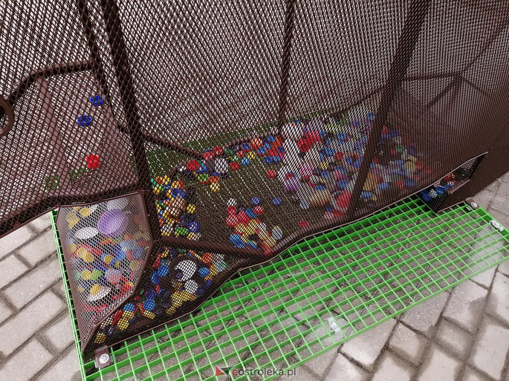 Eko niedźwiedź przed ostrołęckim ratuszem. Można „nakarmić” go nakrętkami [19.03.2021] - zdjęcie #4 - eOstroleka.pl