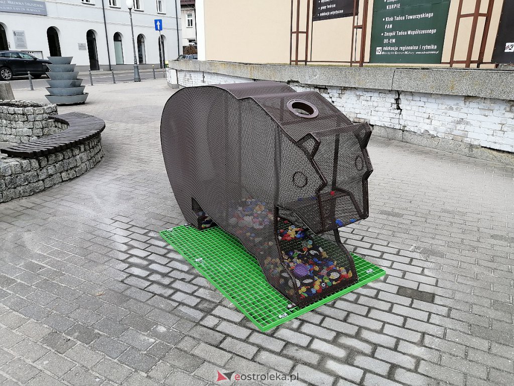 Eko niedźwiedź przed ostrołęckim ratuszem. Można „nakarmić” go nakrętkami [19.03.2021] - zdjęcie #2 - eOstroleka.pl