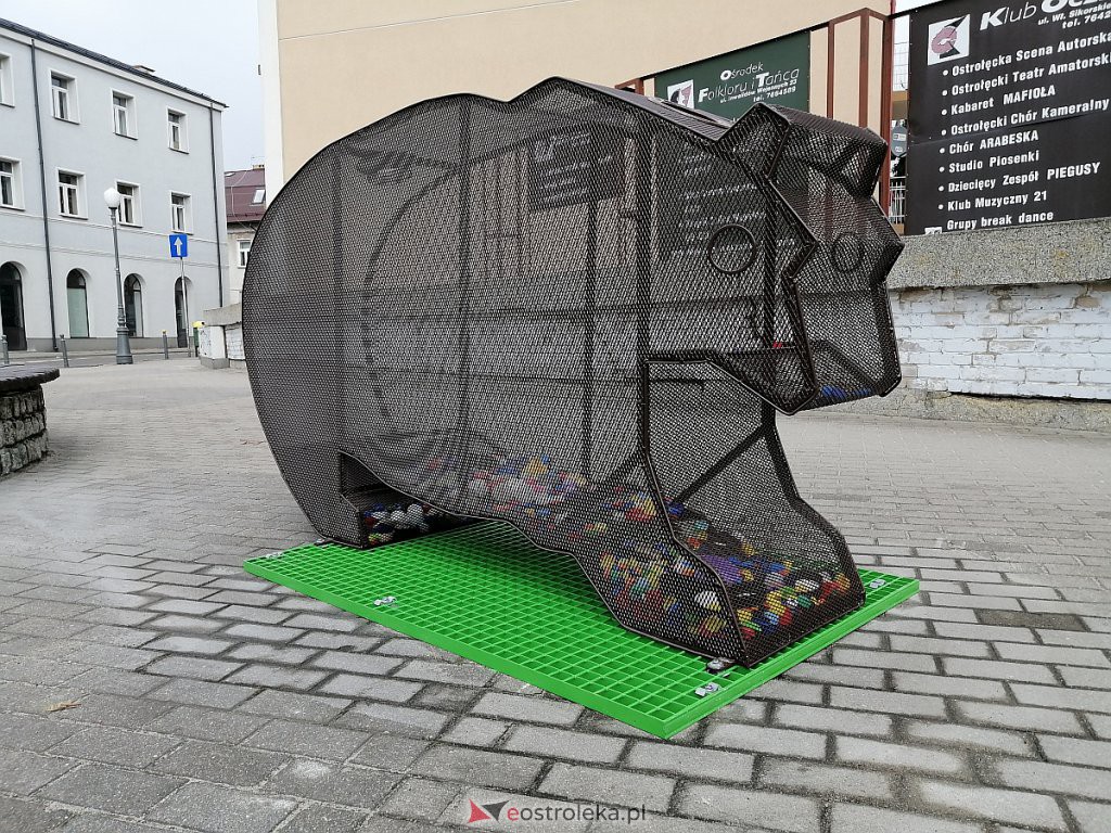 Eko niedźwiedź przed ostrołęckim ratuszem. Można „nakarmić” go nakrętkami [19.03.2021] - zdjęcie #1 - eOstroleka.pl