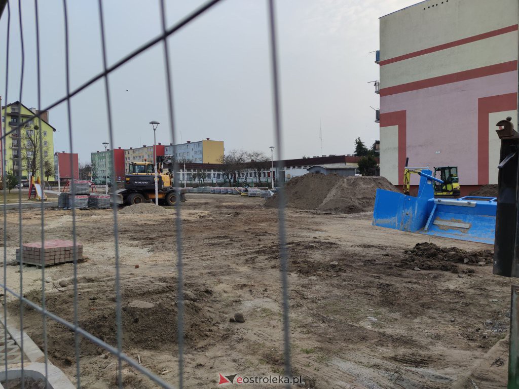 Budowa parkinu na osiedlu Sienkiewicza. Tak wygląda postęp prac [26.03.2021] - zdjęcie #9 - eOstroleka.pl