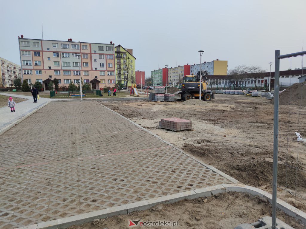 Budowa parkinu na osiedlu Sienkiewicza. Tak wygląda postęp prac [26.03.2021] - zdjęcie #8 - eOstroleka.pl