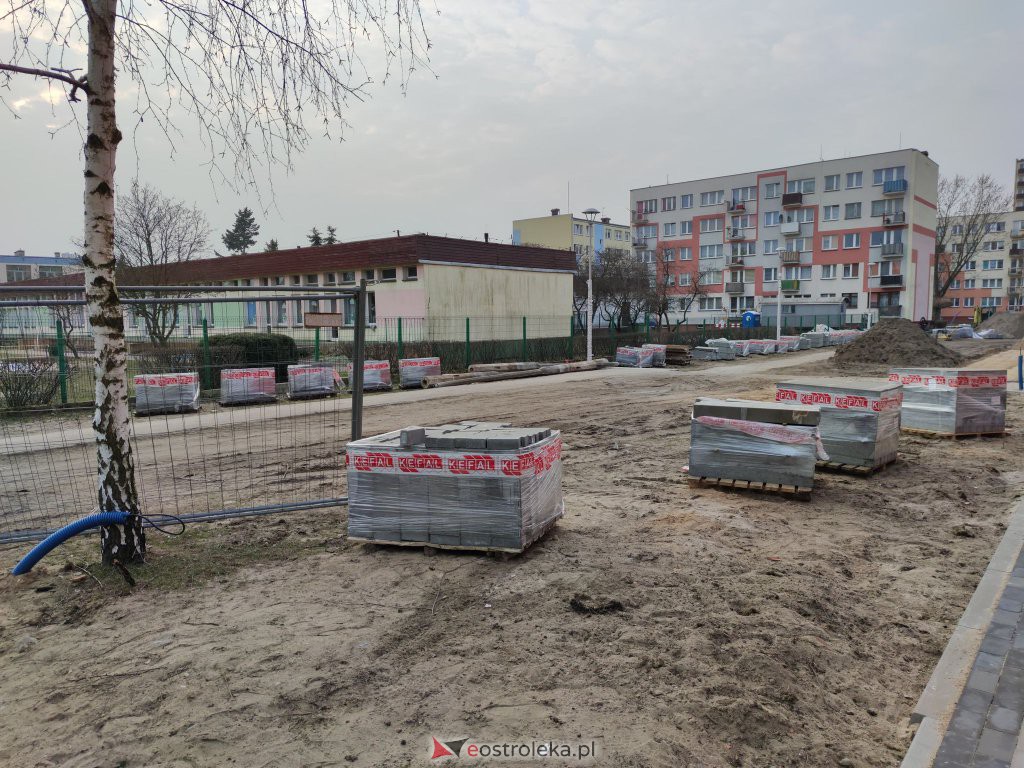 Budowa parkinu na osiedlu Sienkiewicza. Tak wygląda postęp prac [26.03.2021] - zdjęcie #7 - eOstroleka.pl
