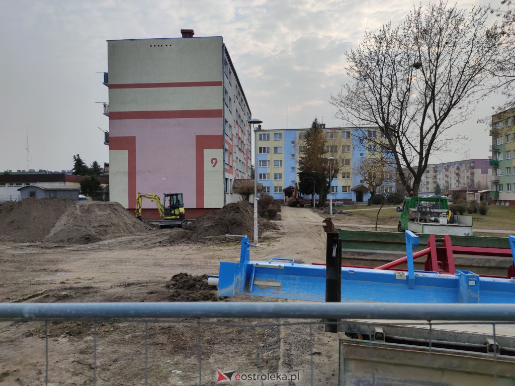 Budowa parkinu na osiedlu Sienkiewicza. Tak wygląda postęp prac [26.03.2021] - zdjęcie #5 - eOstroleka.pl