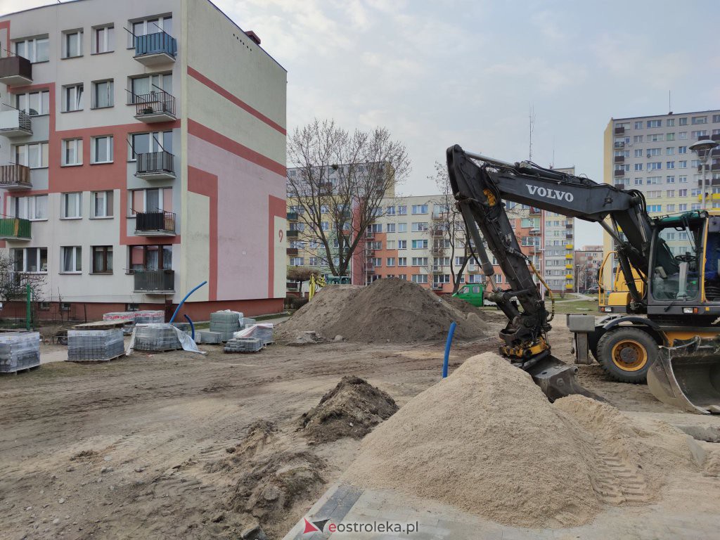 Budowa parkinu na osiedlu Sienkiewicza. Tak wygląda postęp prac [26.03.2021] - zdjęcie #3 - eOstroleka.pl