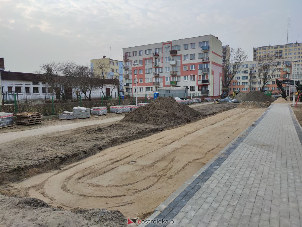 Budowa parkinu na osiedlu Sienkiewicza. Tak wygląda postęp prac [26.03.2021] - zdjęcie #2 - eOstroleka.pl