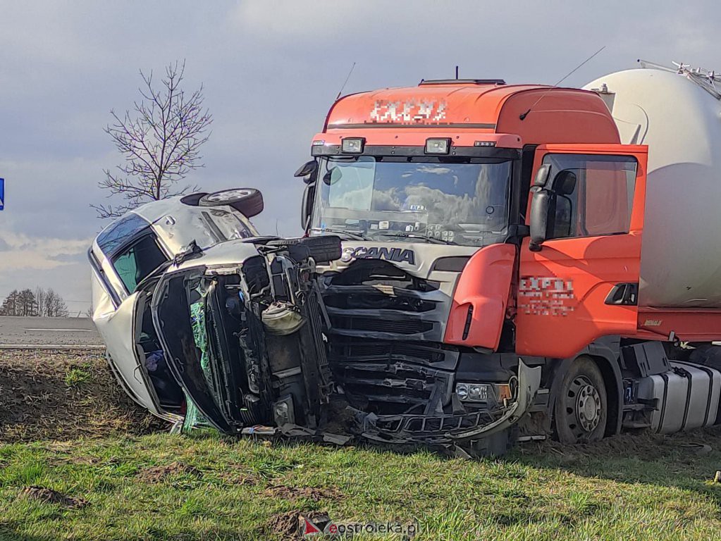 Wypadek w Kordowie. Cysterna zmiażdżyła osobówkę [08.04.2021] - zdjęcie #7 - eOstroleka.pl