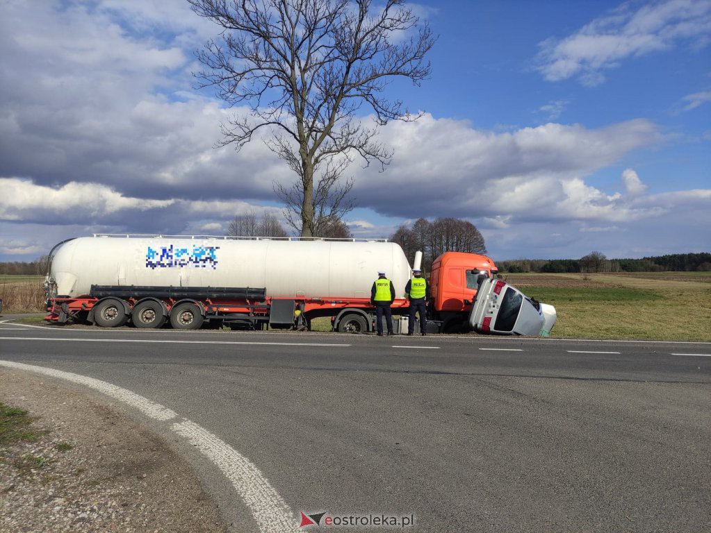 Wypadek w Kordowie. Cysterna zmiażdżyła osob&oacute;wkę [08.04.2021] - zdjęcie #6 - eOstroleka.pl