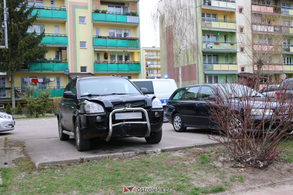 Pijany zasnął na parkingu w rozbitym aucie. Policja sprawdza, czy nie uciekł z miejsca wypadku [14.04.2021] - zdjęcie #1 - eOstroleka.pl
