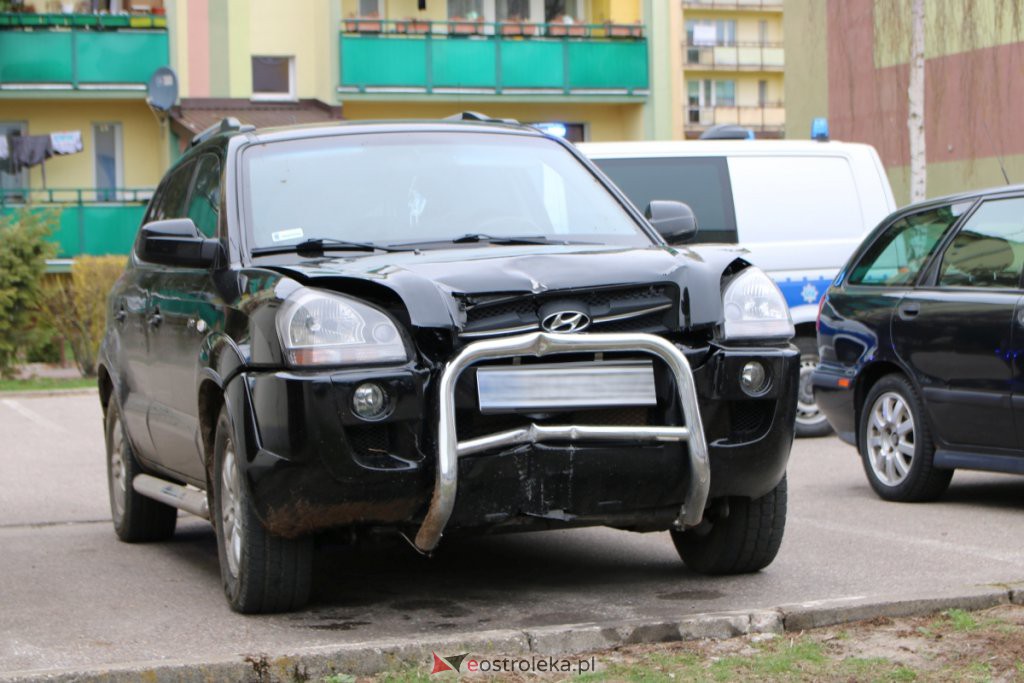 Pijany zasnął na parkingu w rozbitym aucie. Policja sprawdza, czy nie uciekł z miejsca wypadku [14.04.2021] - zdjęcie #2 - eOstroleka.pl