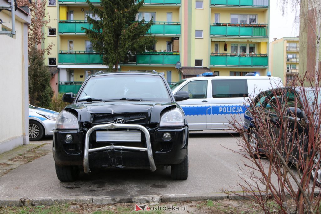 Pijany zasnął na parkingu w rozbitym aucie. Policja sprawdza, czy nie uciekł z miejsca wypadku [14.04.2021] - zdjęcie #3 - eOstroleka.pl