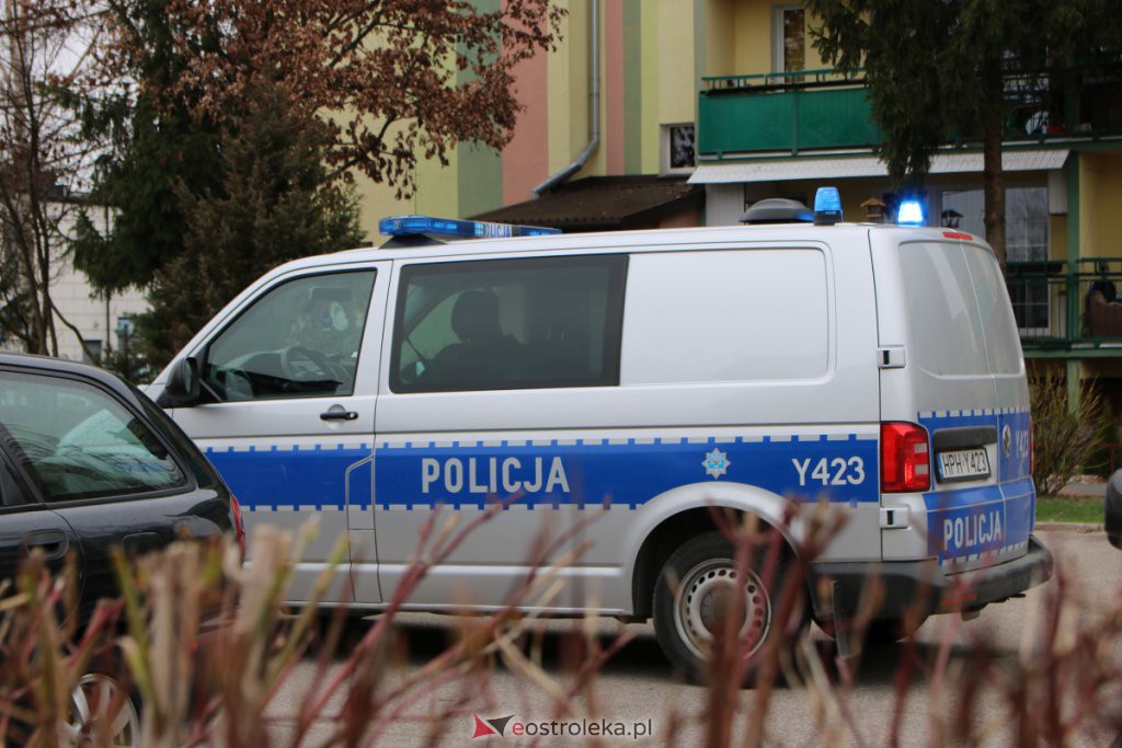 Pijany zasnął na parkingu w rozbitym aucie. Policja sprawdza, czy nie uciekł z miejsca wypadku [14.04.2021] - zdjęcie #4 - eOstroleka.pl