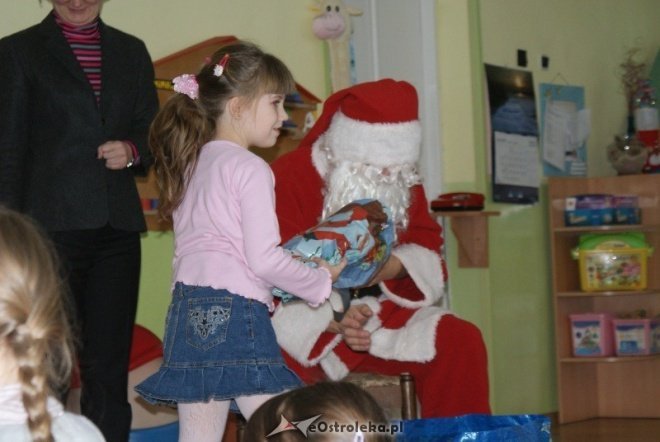 Mikołajki w ostrołęckich przedszkolach (06.12.2010) - zdjęcie #24 - eOstroleka.pl