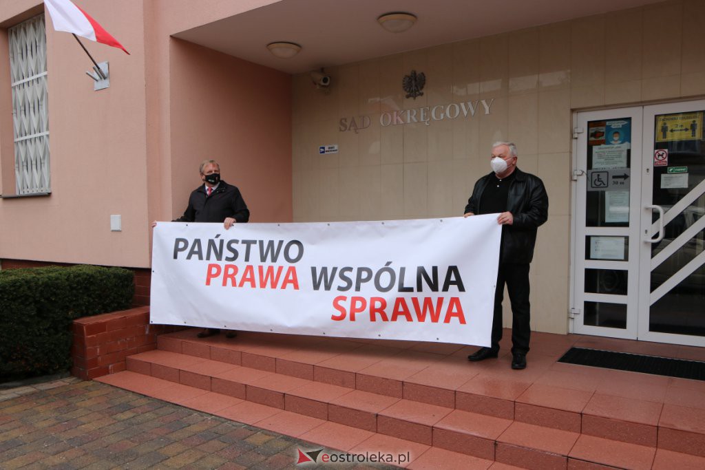 Protest w sprawie represjonowanych sędziów przed Sądem Okręgowym w Ostrołęce [18.04.2021] - zdjęcie #1 - eOstroleka.pl