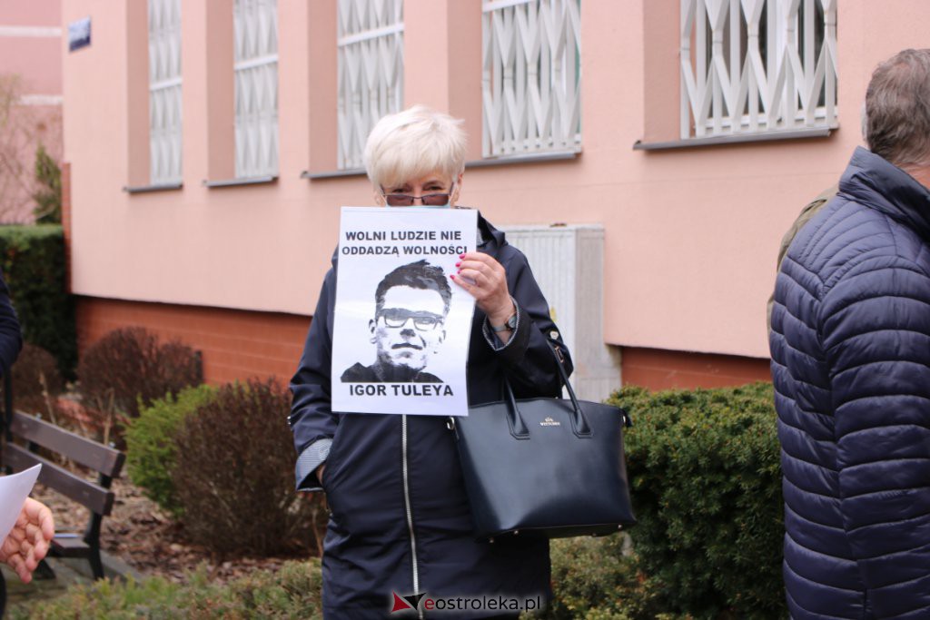 Protest w sprawie represjonowanych sędziów przed Sądem Okręgowym w Ostrołęce [18.04.2021] - zdjęcie #2 - eOstroleka.pl