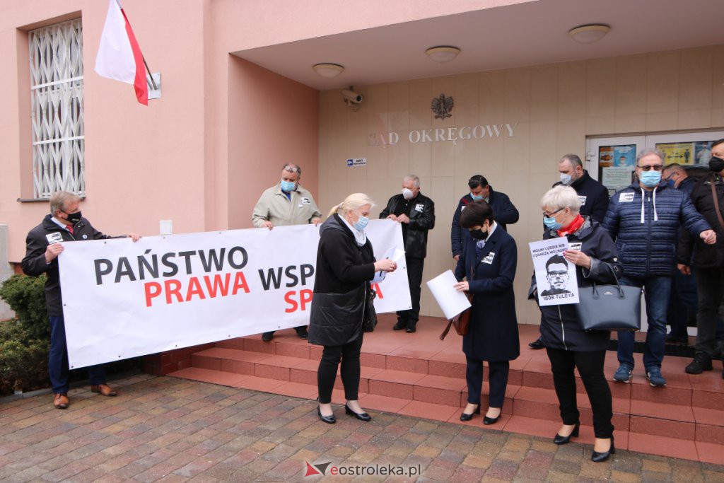 Protest w sprawie represjonowanych sędziów przed Sądem Okręgowym w Ostrołęce [18.04.2021] - zdjęcie #5 - eOstroleka.pl