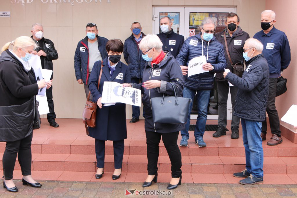 Protest w sprawie represjonowanych sędzi&oacute;w przed Sądem Okręgowym w Ostrołęce [18.04.2021] - zdjęcie #15 - eOstroleka.pl
