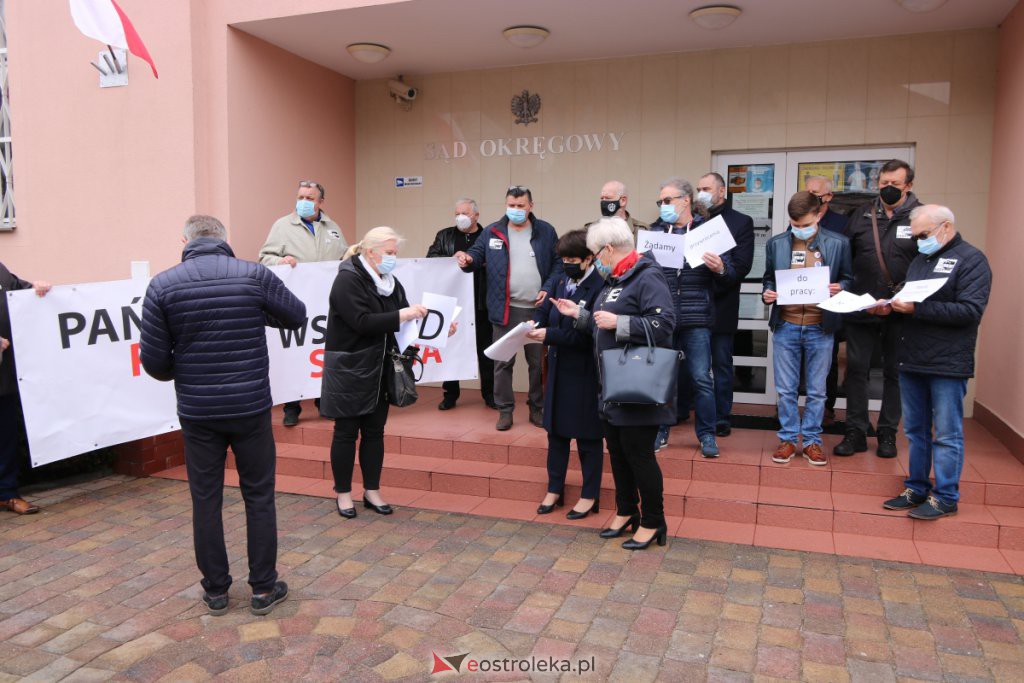 Protest w sprawie represjonowanych sędziów przed Sądem Okręgowym w Ostrołęce [18.04.2021] - zdjęcie #7 - eOstroleka.pl