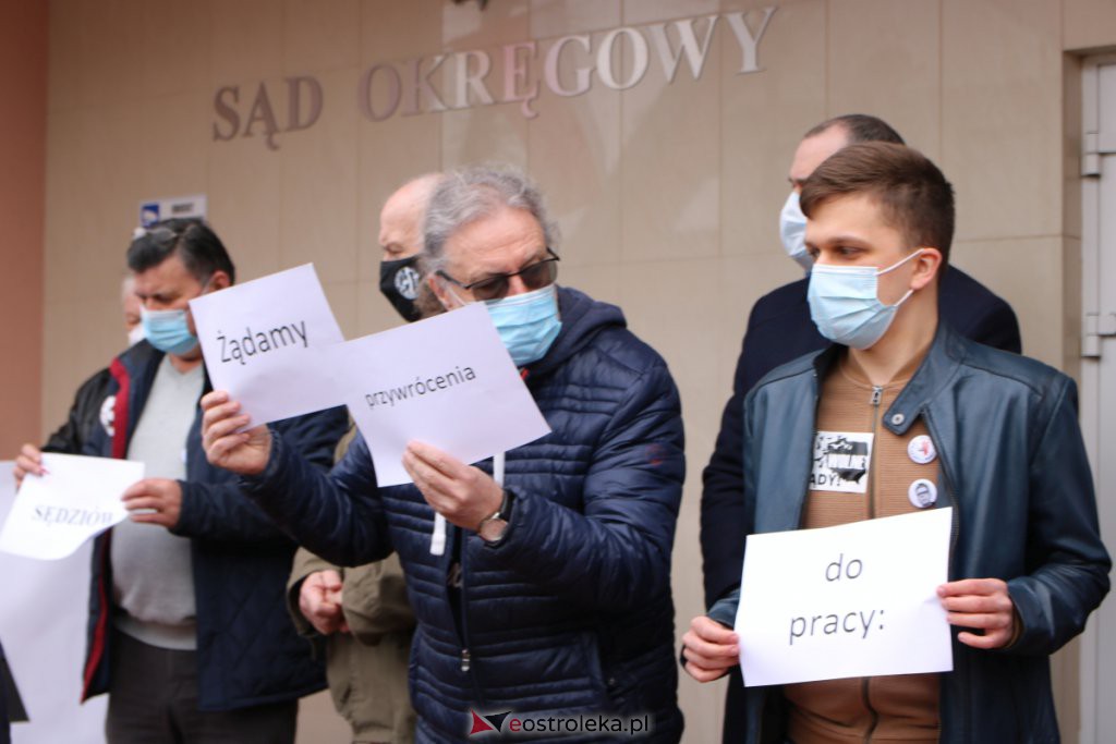 Protest w sprawie represjonowanych sędziów przed Sądem Okręgowym w Ostrołęce [18.04.2021] - zdjęcie #9 - eOstroleka.pl