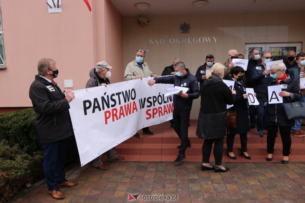 Protest w sprawie represjonowanych sędziów przed Sądem Okręgowym w Ostrołęce [18.04.2021] - zdjęcie #10 - eOstroleka.pl
