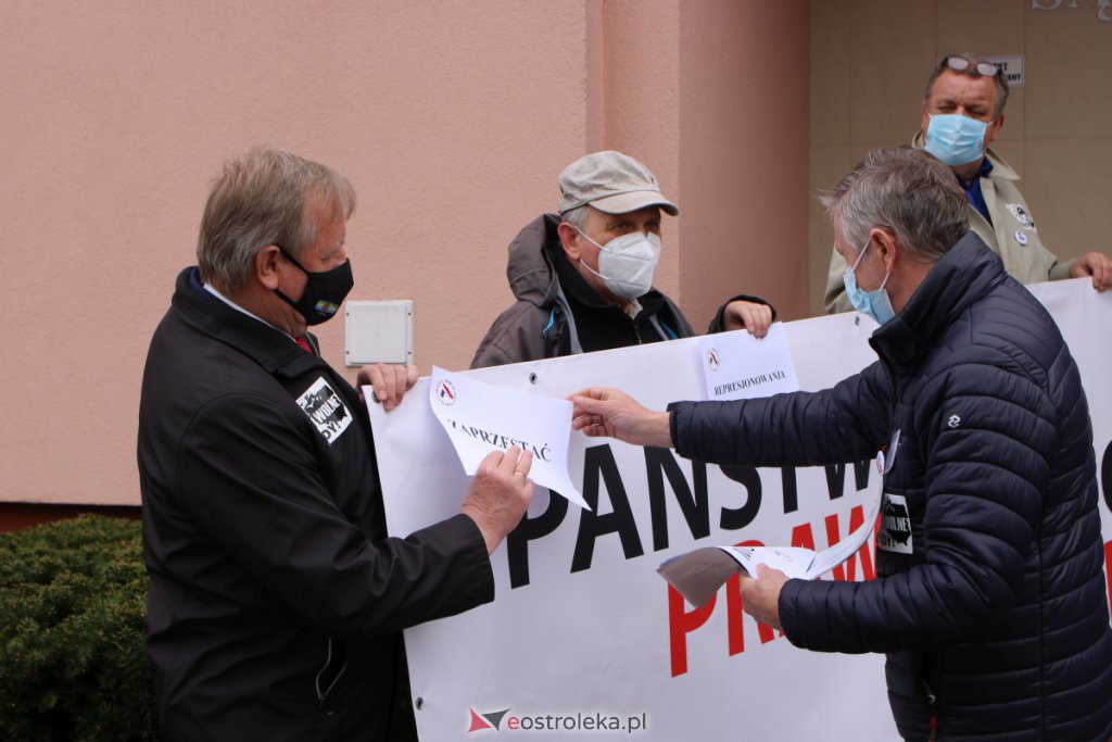 Protest w sprawie represjonowanych sędziów przed Sądem Okręgowym w Ostrołęce [18.04.2021] - zdjęcie #11 - eOstroleka.pl