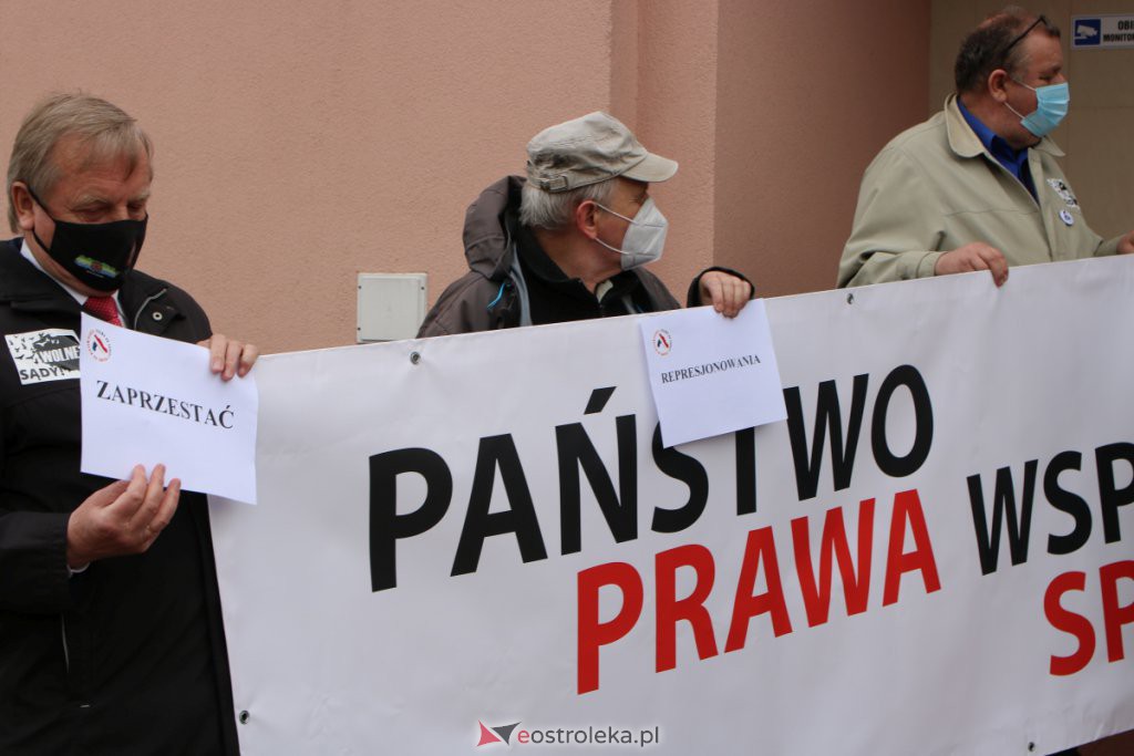 Protest w sprawie represjonowanych sędziów przed Sądem Okręgowym w Ostrołęce [18.04.2021] - zdjęcie #12 - eOstroleka.pl
