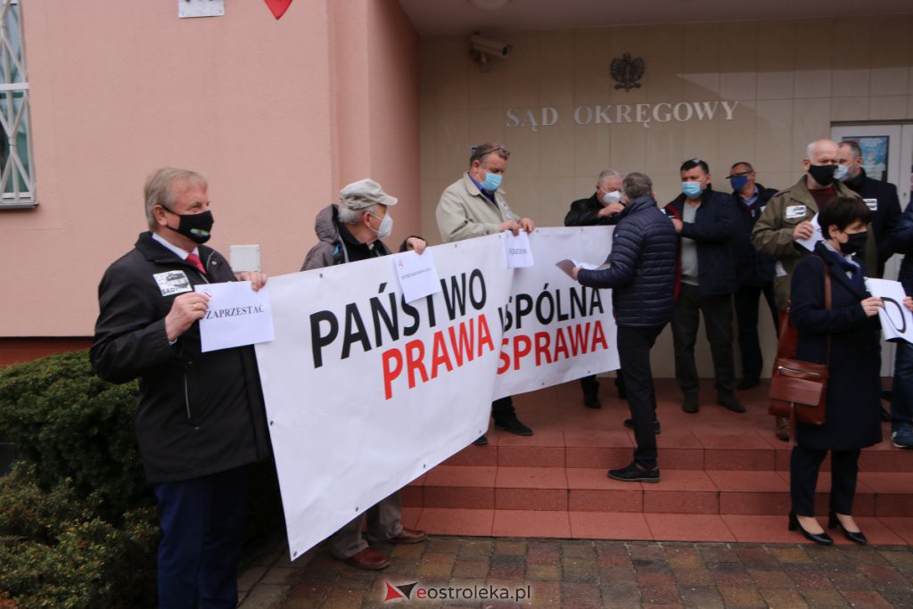 Protest w sprawie represjonowanych sędziów przed Sądem Okręgowym w Ostrołęce [18.04.2021] - zdjęcie #13 - eOstroleka.pl