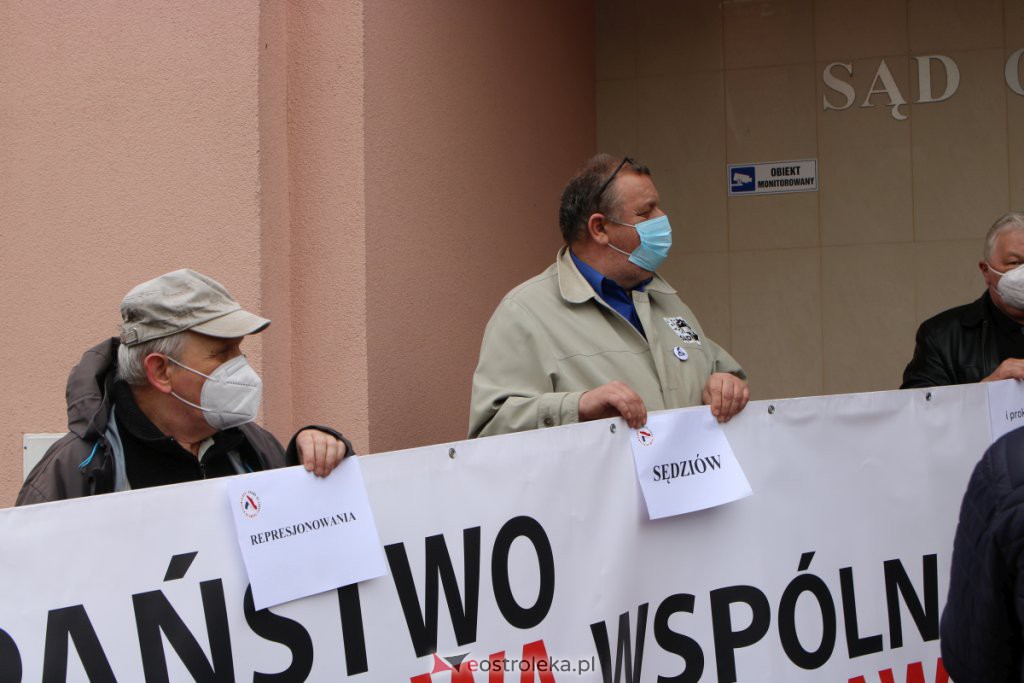 Protest w sprawie represjonowanych sędziów przed Sądem Okręgowym w Ostrołęce [18.04.2021] - zdjęcie #15 - eOstroleka.pl