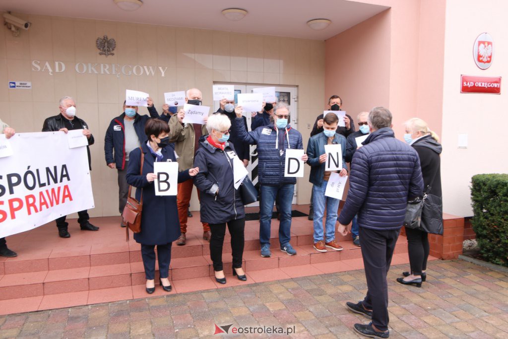 Protest w sprawie represjonowanych sędziów przed Sądem Okręgowym w Ostrołęce [18.04.2021] - zdjęcie #17 - eOstroleka.pl
