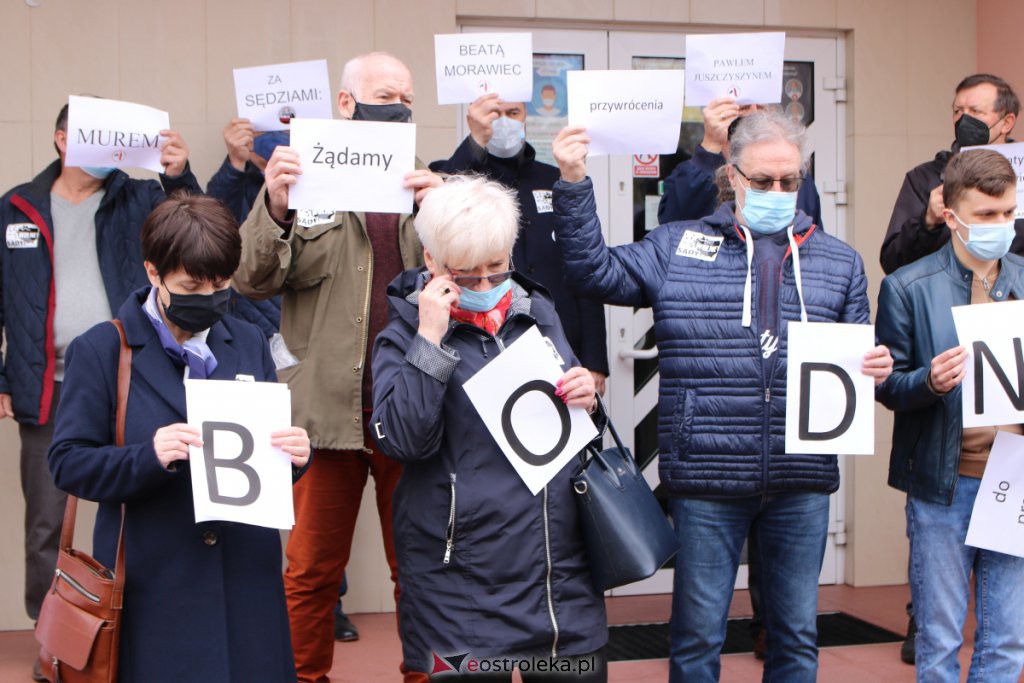 Protest w sprawie represjonowanych sędziów przed Sądem Okręgowym w Ostrołęce [18.04.2021] - zdjęcie #18 - eOstroleka.pl
