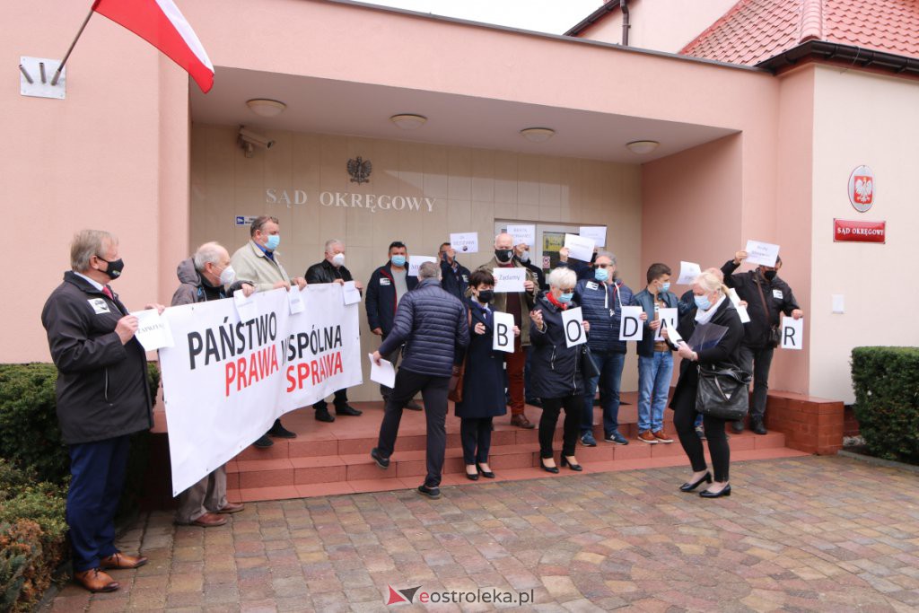 Protest w sprawie represjonowanych sędziów przed Sądem Okręgowym w Ostrołęce [18.04.2021] - zdjęcie #19 - eOstroleka.pl