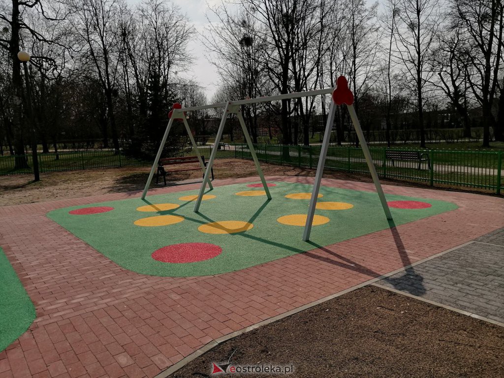 Plac zabaw na osiedlu Wojciechowice czeka na otwarcie [19.04.2021] - zdjęcie #2 - eOstroleka.pl