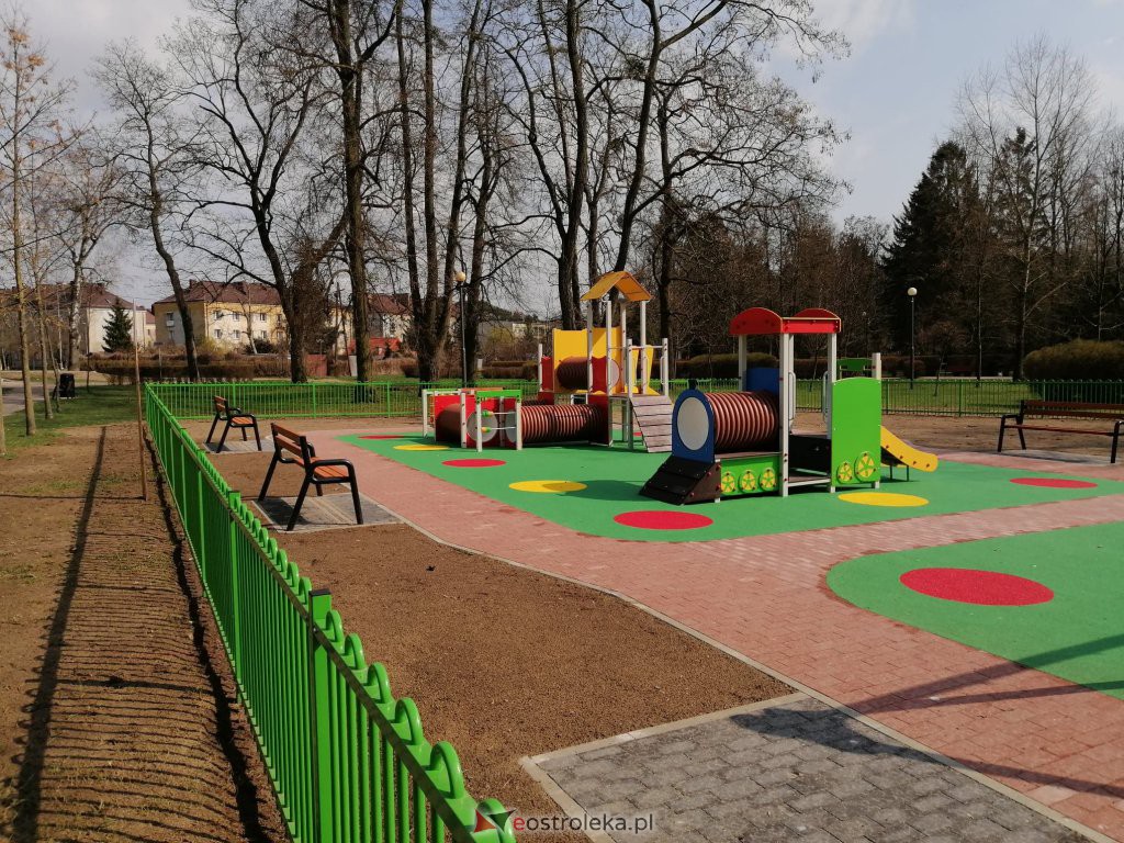 Plac zabaw na osiedlu Wojciechowice czeka na otwarcie [19.04.2021] - zdjęcie #4 - eOstroleka.pl