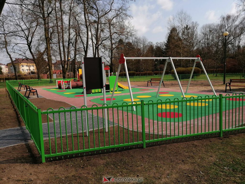 Plac zabaw na osiedlu Wojciechowice czeka na otwarcie [19.04.2021] - zdjęcie #5 - eOstroleka.pl