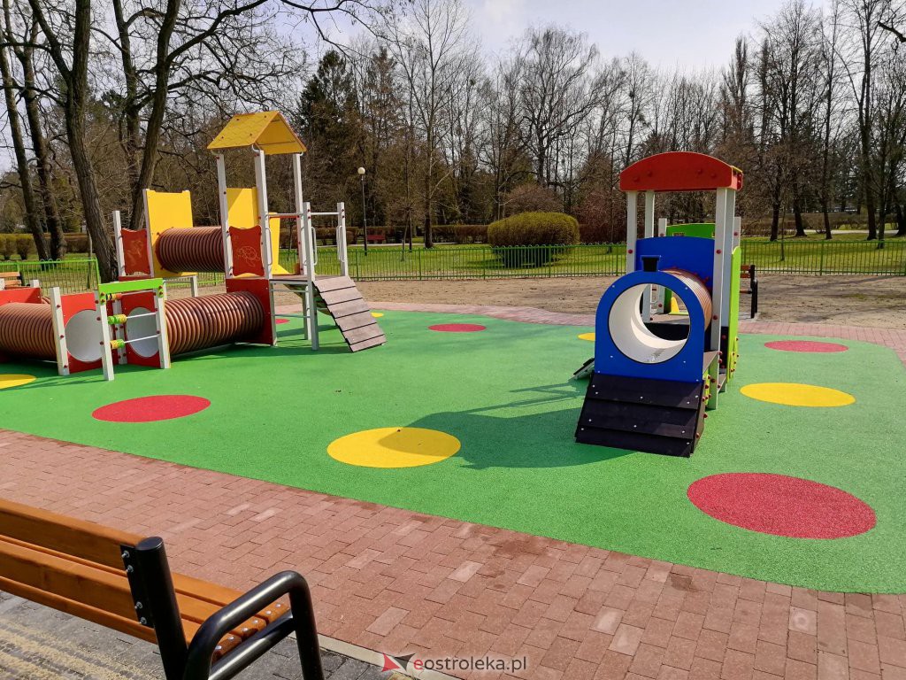 Plac zabaw na osiedlu Wojciechowice czeka na otwarcie [19.04.2021] - zdjęcie #8 - eOstroleka.pl