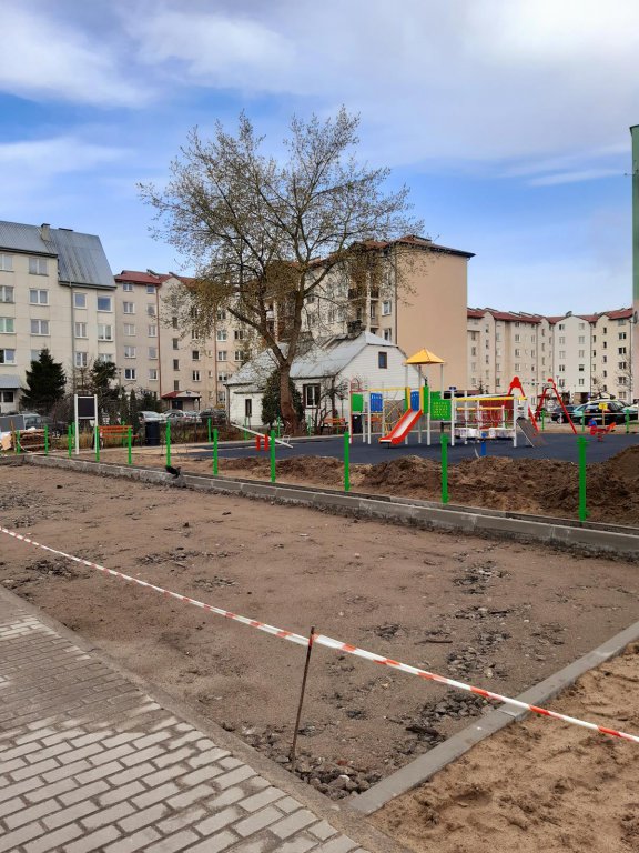 Plaz zabaw przy ul. Dobrzańskiego [23.04.2021 - zdjęcie #1 - eOstroleka.pl
