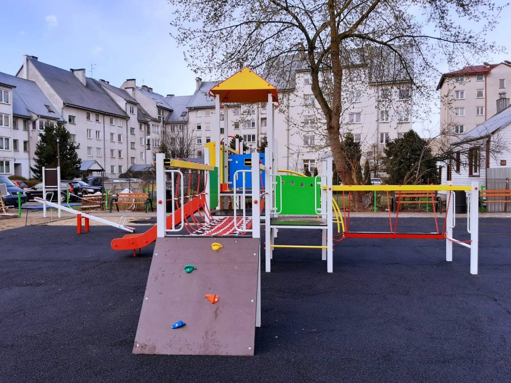 Plaz zabaw przy ul. Dobrzańskiego [23.04.2021 - zdjęcie #4 - eOstroleka.pl